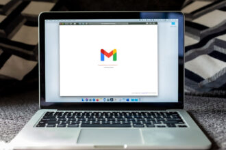 Poczta we własnej domenie vs. Gmail: Dlaczego firma na darmowej skrzynce traci zaufanie klientów?