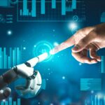 Ręka człowieka i robota oraz hologramy symbolizujące AI, finanse i analizę cyfrową