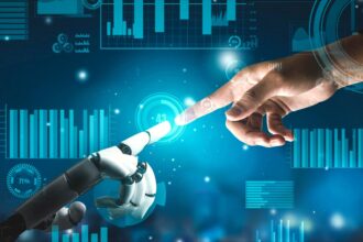 Ręka człowieka i robota oraz hologramy symbolizujące AI, finanse i analizę cyfrową